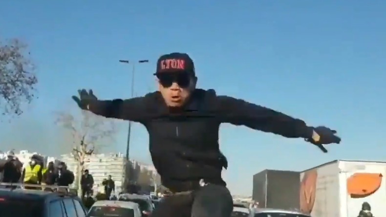 Pluie de pavés, individu sur le capot : des policiers caillassés filment en immersion à Lyon (VIDEO)