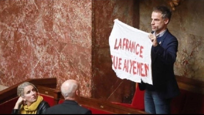 Le député Sébastien Nadot déploie un drapeau «La France tue au Yémen» à l'Assemblée nationale