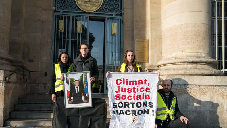 Des portraits de Macron décrochés de mairies pour dénoncer son inaction climatique (IMAGES)