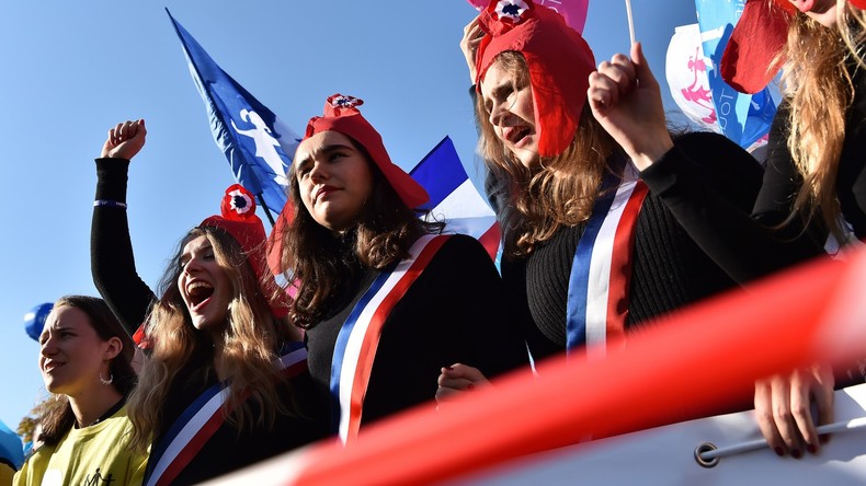 Parallèle entre la Manif pour tous et les djihadistes : Schiappa s'excuse