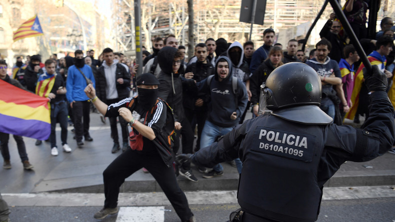Barcelone : affrontements entre police et manifestants indépendantistes dans le métro (VIDEO)