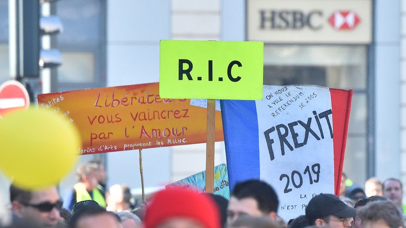 55% des Français souhaiteraient que les Gilets jaunes s'arrêtent, le RIC largement plébiscité