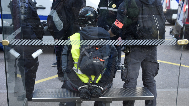 Gilets jaunes : le procureur préconiserait de ne lever les gardes à vue qu'après les manifestations