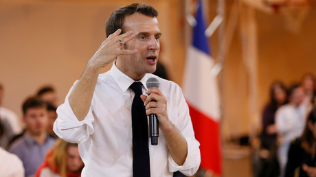 Emmanuel Macron en plein meeting durant le grand débat national, à Etang-sur-Arroux le 7 février 2019.
