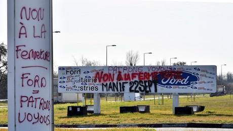 Graffitis sur le panneau du constructeur automobile américain Ford devant l'entrée de l'usine Aquitaine Industries de Ford à Blanquefort, dans le sud-ouest de la France, le 18 février 2019. 