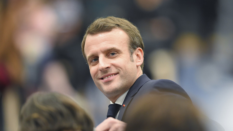 Macron répond à une femme voilée qui ne trouve pas de travail dans l'administration