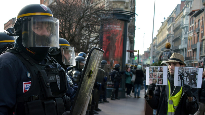 Toulouse : des passants frappés par des CRS lors de l'acte 16 des Gilets jaunes (VIDEO)
