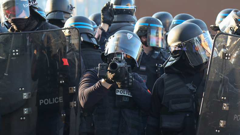 Acte 16 des Gilets jaunes : le moment du tir de LBD qui a blessé au visage un homme à Paris (VIDEO)