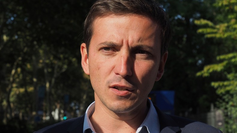 En comparant le port du voile par une enfant à celui d'un serre-tête, un député LREM divise son camp