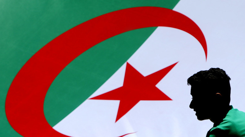 Manifestation à Alger après le dépôt de candidature d'Abdelaziz Bouteflika