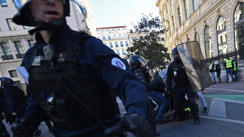 Acte 16 des Gilets jaunes : des policiers essuient des jets d'excréments à Marseille
