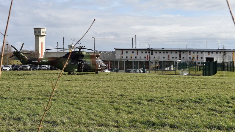 «Acte terroriste» : ce que l'on sait de l'attaque au couteau de deux gardiens de prison dans l'Orne