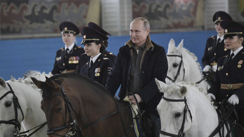 Vladimir Poutine monte à cheval aux côtés de policières russes (VIDEO)