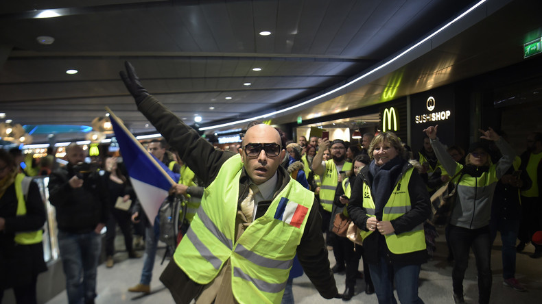 Flashmob de Gilets jaunes à Roissy contre la privatisation annoncée d'ADP (VIDEO)