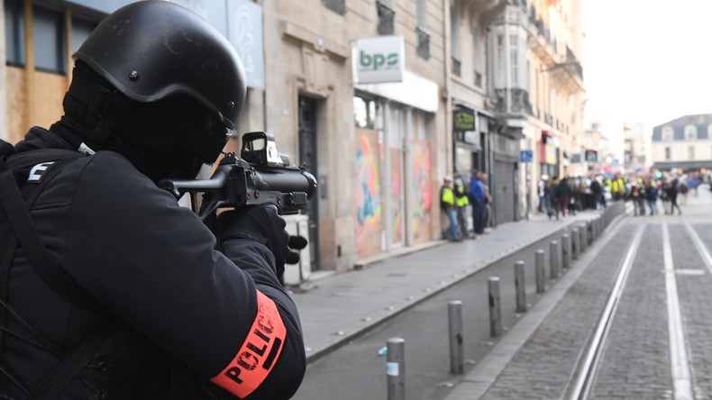 35 ophtalmologues demandent à Emmanuel Macron un «moratoire» sur l'usage du LBD