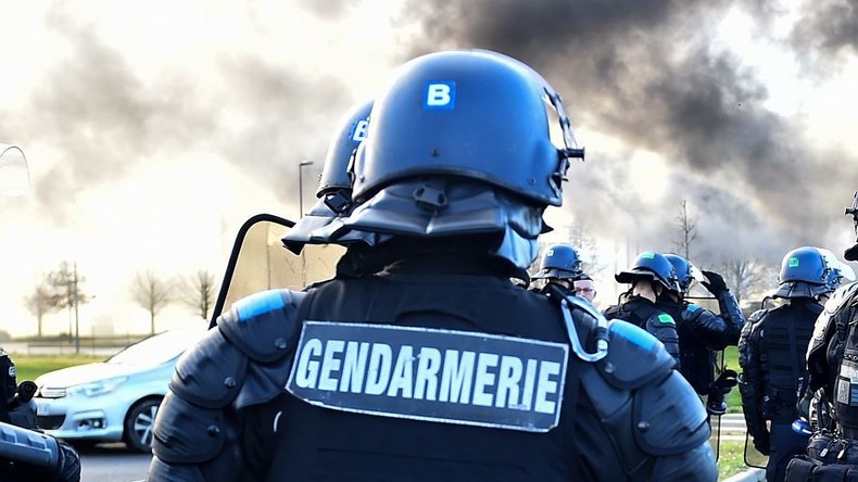 Acte 17 des Gilets jaunes : un gendarme confie enlever son matricule «sur ordre de la hiérarchie»