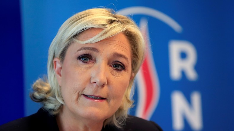 Marine Le Pen demande au gouvernement de suspendre l'octroi de visas aux Algériens