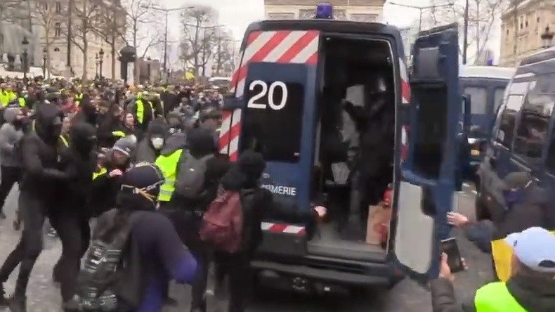 Acte 18 : des individus attaquent des véhicules de la gendarmerie sur les Champs-Elysées (VIDEO)
