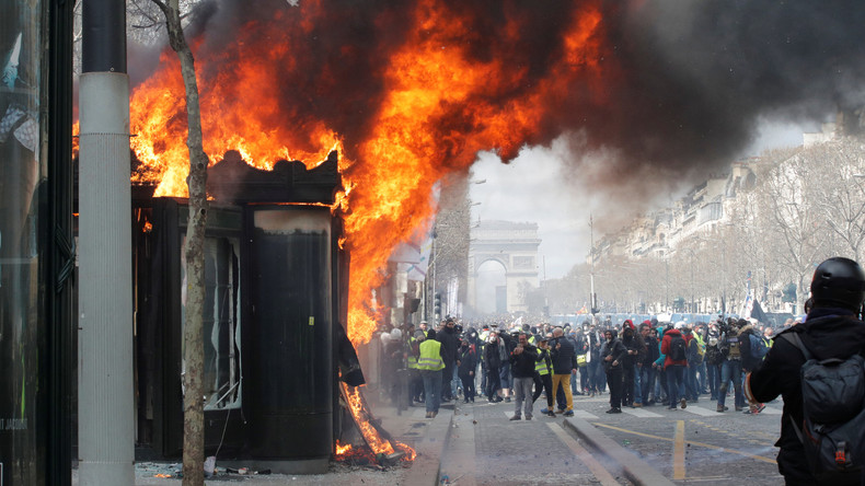 Acte 18 : affrontements à Paris entre manifestants et forces de l'ordre (EN CONTINU)