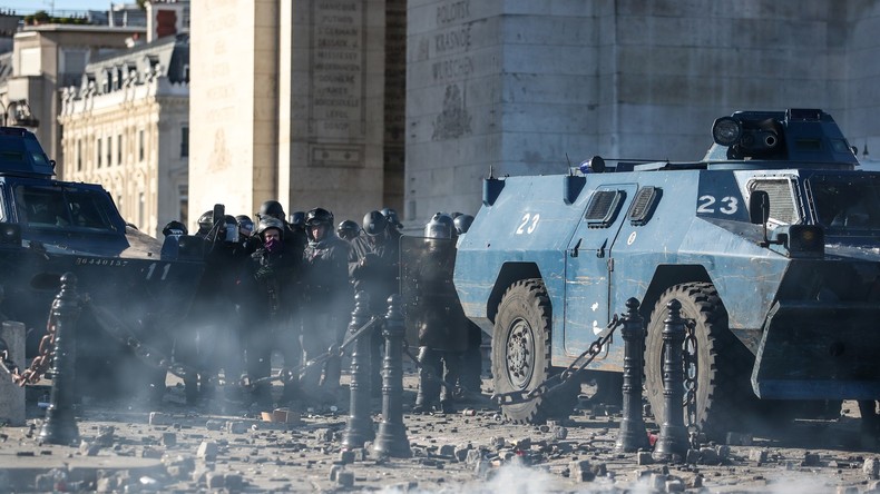 Acte18 Un Policier Boxe Des Gilets Jaunes Et Des Street