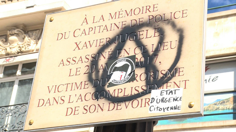 Tag anarchiste et autocollant antifa : la plaque en mémoire de Xavier Jugelé à Paris dégradée