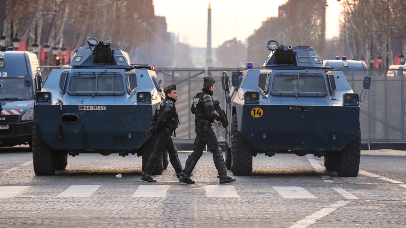 Un blindé a diffusé de la poudre lacrymogène lors de l'acte 18 des Gilets jaunes à Paris
