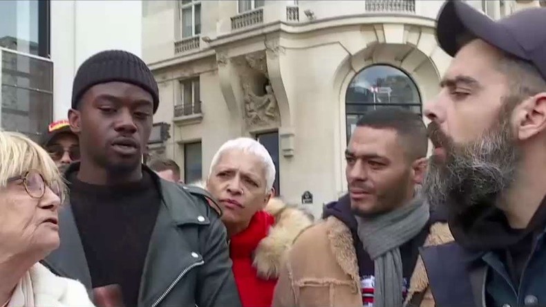 Â«La police devrait vous casser la gueuleÂ» : Rodrigues pris Ã  partie sur les Champs-ElysÃ©es (VIDEO) 