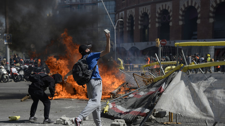 Heurts à Barcelone entre indépendantistes et partisans du maintien en Espagne (VIDEOS)