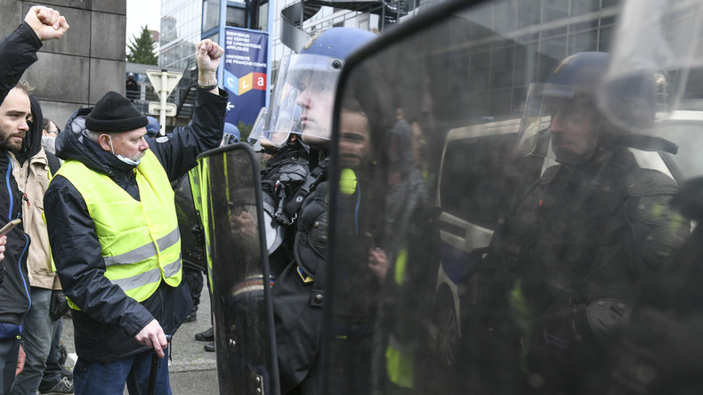 Bavure ? Un policier filmé en train de matraquer un Gilet jaune au visage à Besançon (VIDEO)