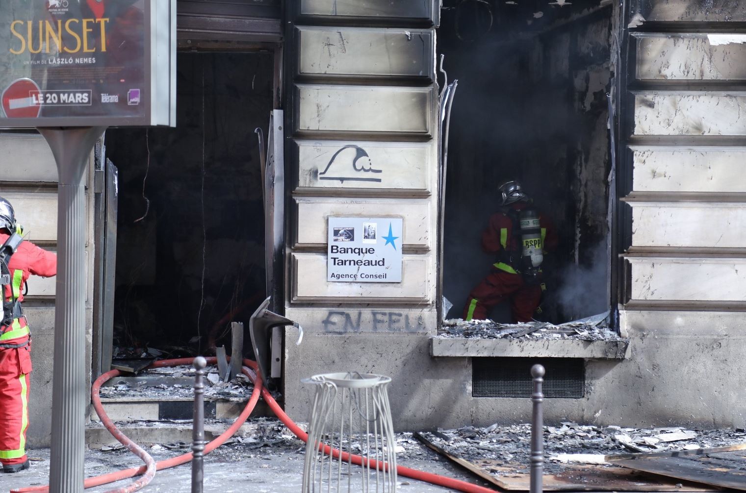 Acte 18 Une Dizaine De Blesses Legers Dans L Incendie De La Banque Tarneaud Videos Rt En Francais