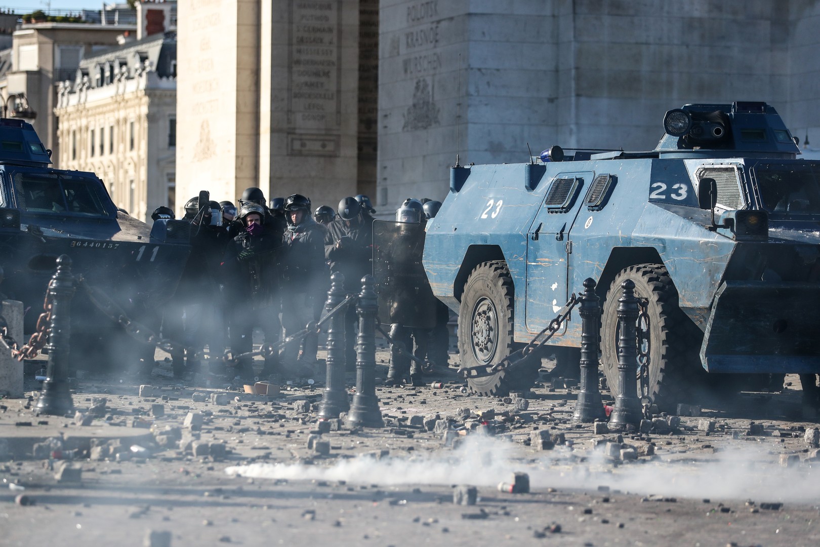 Acte18 Un Policier Boxe Des Gilets Jaunes Et Des Street