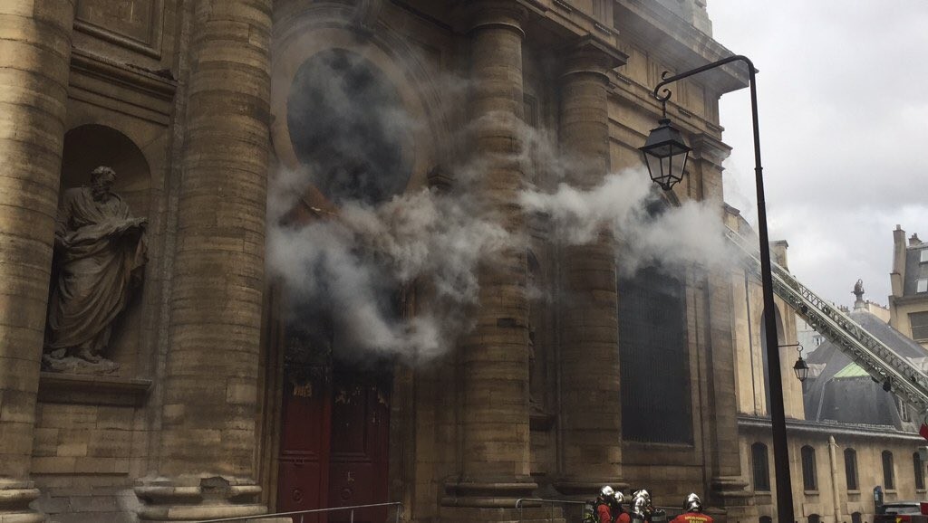 L’église SaintSulpice à Paris frappée par un incendie (IMAGES) — RT en