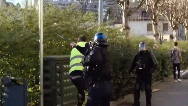 Manifestant matraqué à Besançon : «Pas d'images de violence policière» pour Castaner