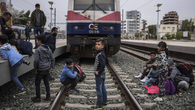 Grèce : des migrants envahissent les rails de la principale gare d'Athènes et bloquent son trafic