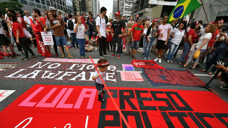 Brésil : des milliers de manifestants exigent la libération de l'ancien président Lula (IMAGES)