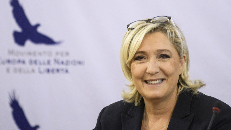 Les Migrants C Est Comme Les Eoliennes Marine Le Pen S Explique Video Rt En Francais