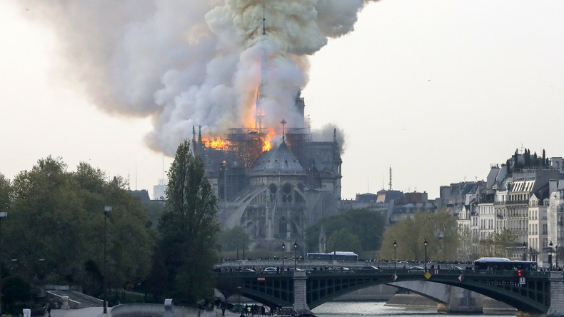 La cathÃ©drale Notre-Dame de Paris ravagÃ©e par un Ã©norme incendie, la toiture s'Ã©croule