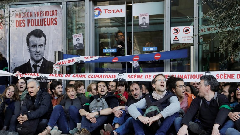 Des militants écologistes bloquent plusieurs sites à La Défense (IMAGES)