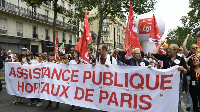 Manifestation devant le siège de l'AP-HP à Paris (IMAGES)