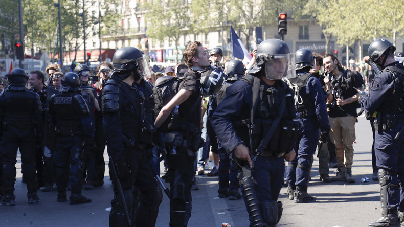 Devant le commissariat, des manifestants appellent à libérer le journaliste Gaspard Glanz (IMAGES)