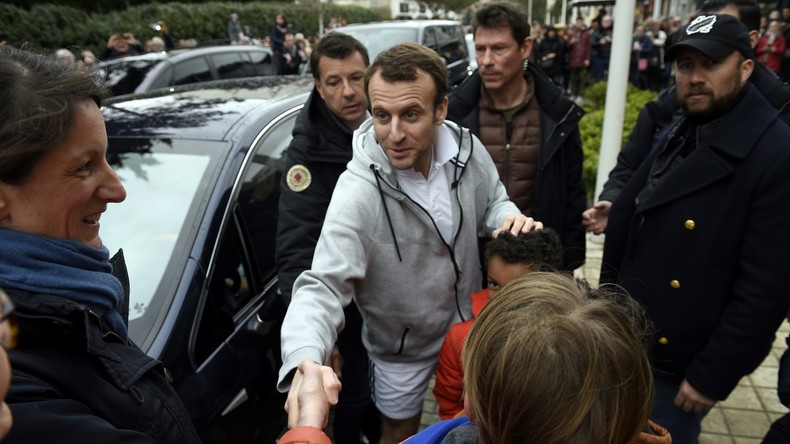 Confusion ? CNews utilise des images de 2018 pour illustrer le «bain de foule» de Macron au Touquet