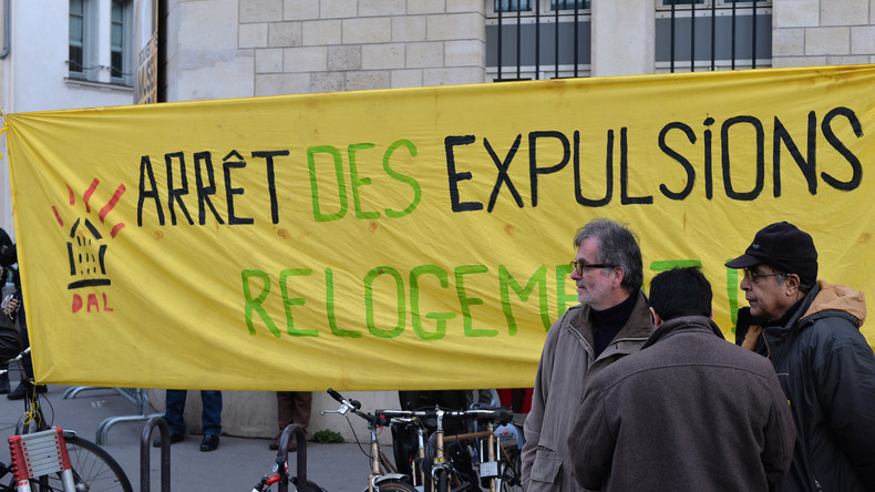 «Notre-Dame est sans toit, nous aussi» : le DAL manifeste pour les SDF devant la cathédrale