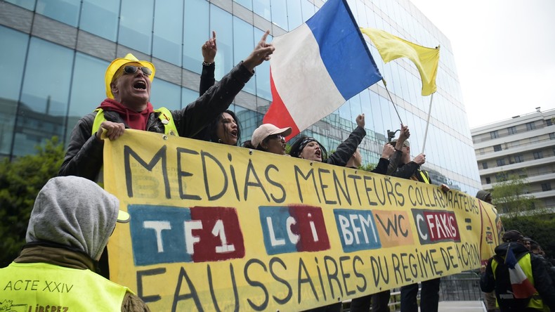 Plusieurs Centaines De Gilets Jaunes Marchent Sur Les