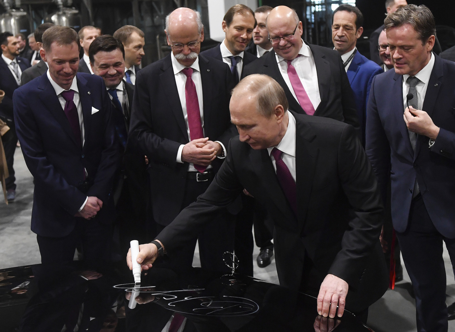 Poutine et le ministre allemand de l'Economie inaugurent une usine Mercedes à Moscou (IMAGES)