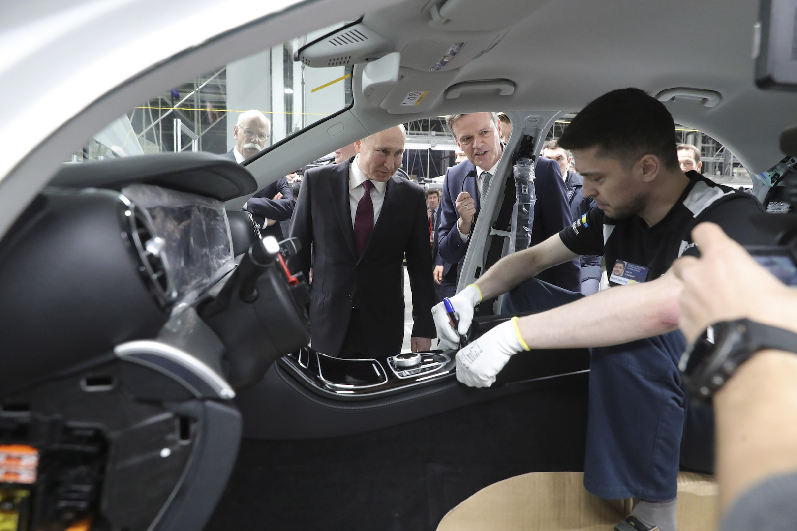 Poutine et le ministre allemand de l'Economie inaugurent une usine Mercedes à Moscou (IMAGES)