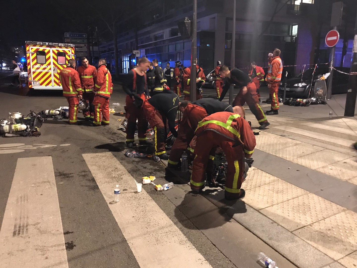 Paris : violent feu dans un immeuble d'habitation (IMAGES)