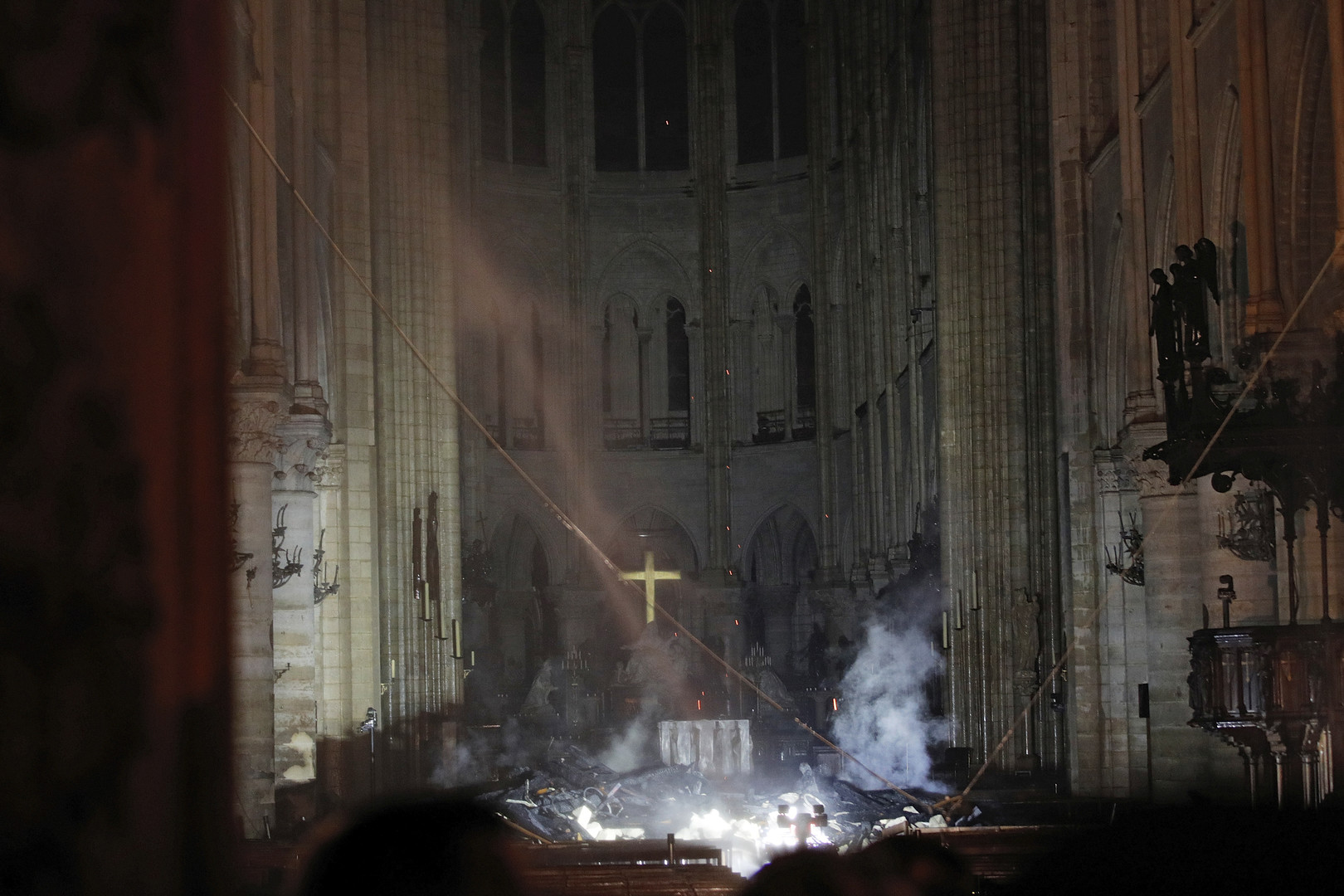 Les glaçantes premières images de l'intérieur de Notre-Dame de Paris, ravagée par le feu (IMAGES)