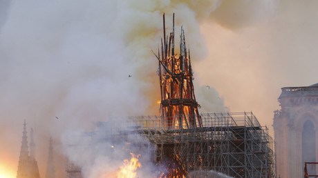EN DIRECT : La cathédrale Notre-Dame de Paris en proie aux flammes