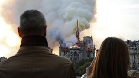 Incendie de Notre-Dame de Paris : des fidèles se recueillent en chantant (VIDEOS)