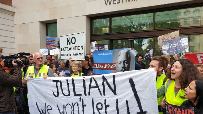 «Un héros de la vérité»: des Gilets jaunes soutiennent Assange devant le tribunal à Londres (VIDEOS)